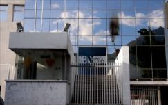 Molotov-koktélokkal és trágyával dobálták meg egy venezuelai napilap szerkesztőségét