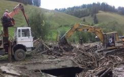 Rombolt az árvíz a Hargita megyei községben