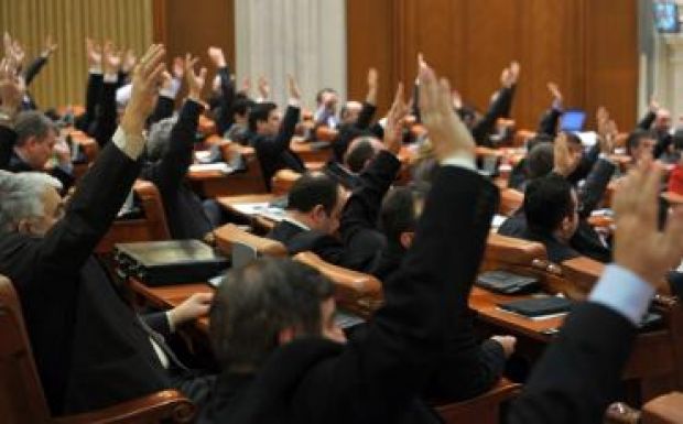 Vitatott törvények a legnépesebb parlament utolsó ülésszakán
