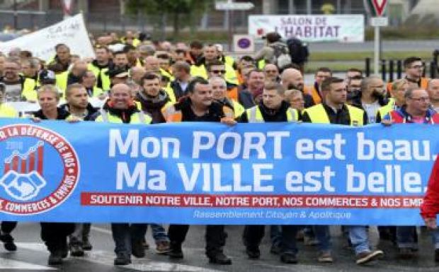 Feloldották a fuvarozók a blokádot Calais-nál