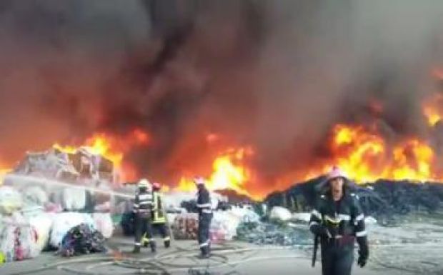 FRISSÍTVE: hatalmas tűz ütött ki egy műanyagraktárban