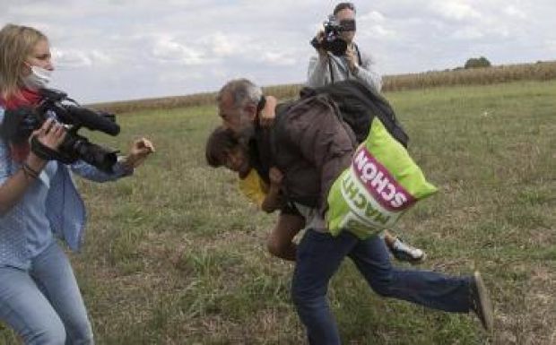 Garázdasággal vádolják a menekülteket rugdosó operatőrnőt