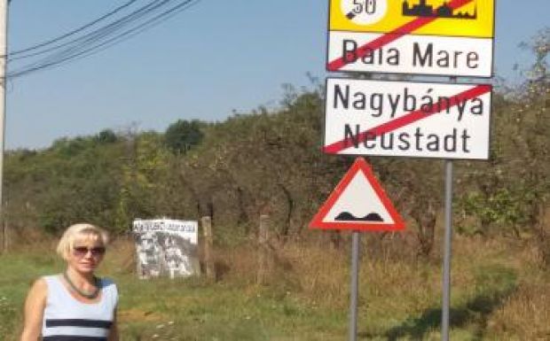 Nagybányán már kikerültek a többnyelvű helységnévtáblák