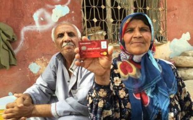 Pénzt utal az Európai Bizottság a törökországi menekültek kártyájára 