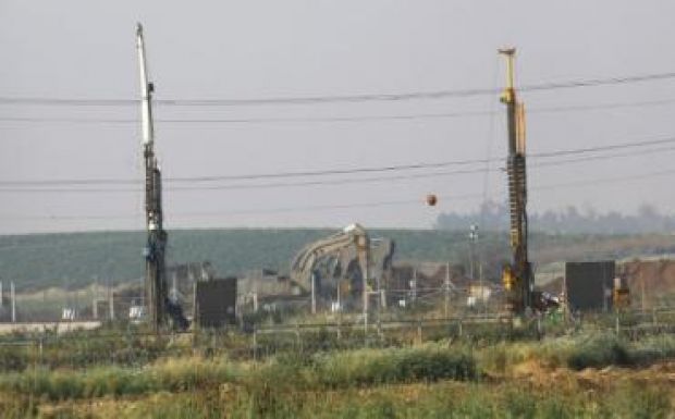 Izrael föld alá nyúló betonkerítést épít a Gázai övezet határán