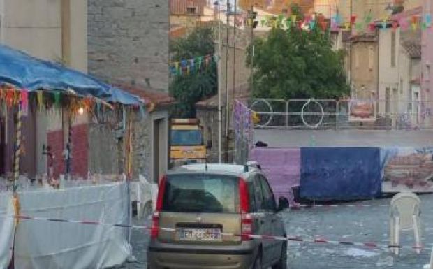 Ünneplő tömegbe hajtottak Szardínia szigetén, sok a sérült