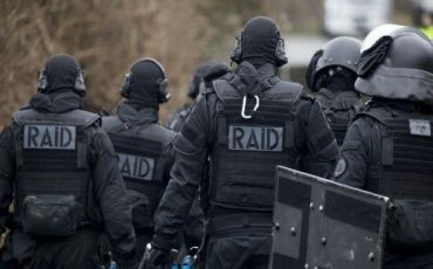 Párizs: őrizetbe vettek egy feltehetően merényletre készülő fiatalkorút 