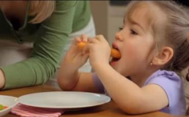 Kitiltanák a tévékből a gyerekeket szerepeltető élelmiszer-reklámokat