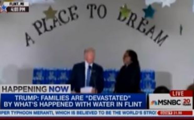 Félbeszakították a templomban politizáló Trumpot