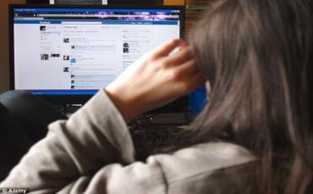 Saját szüleit perelte be egy lány a Facebook miatt