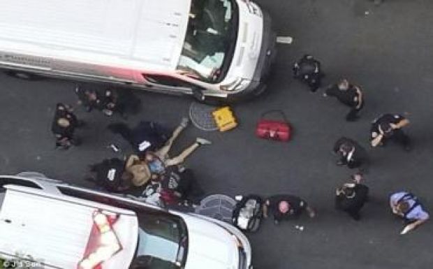 Húsbárddal támadt a rendőrökre, tizennyolcszor lőttek rá