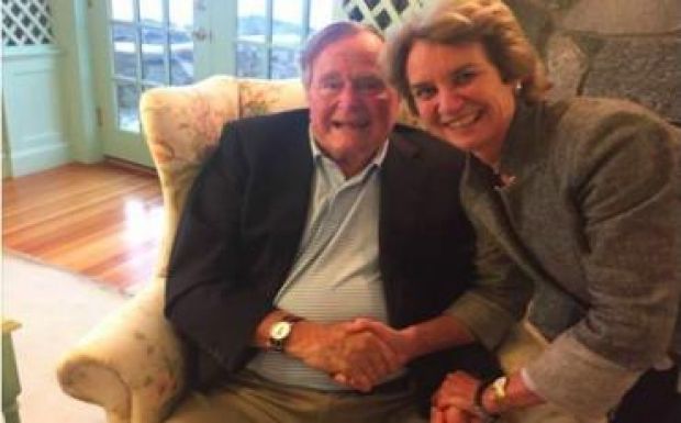 Az idősebbik Bush elnök Hillary Clintonra fog szavazni