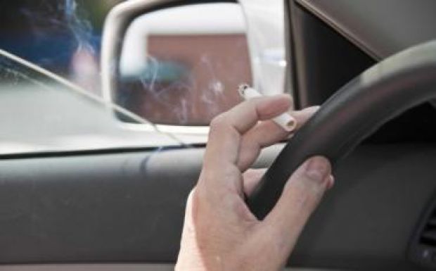 Büntetnék azokat, akik az autóban a gyermekek mellett cigarettáznak