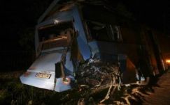 Karambolozott a 80 Dacia-alkalmazottat szállító két autóbusz 