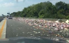 Több ezer Kinder tojás ömlött az autópályára