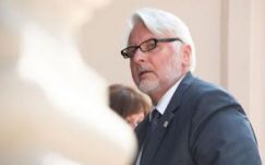 A lengyelek védelmét sürgette a külügyminiszter Londonban