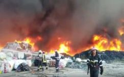 FRISSÍTVE: hatalmas tűz ütött ki egy műanyagraktárban