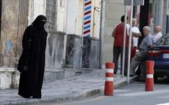 Nikábot viselő terhes nőt rúgtak hasba Spanyolországban