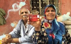 Pénzt utal az Európai Bizottság a törökországi menekültek kártyájára 