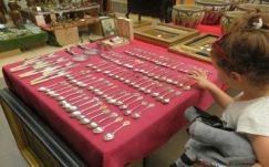 Kanalak, szobrok, bútorok, tükrök, szamovárok a marosvásárhelyi régiségvásáron