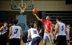 Stephen Curry Kínában is szórja a triplákat 