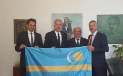 FRISSÍTVE: Lecsapott a román sajtó a székely zászlóval fotózkodó amerikai nagykövetre