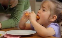 Kitiltanák a tévékből a gyerekeket szerepeltető élelmiszer-reklámokat