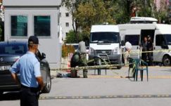 Izrael ankarai nagykövetségén lábon lőttek egy késes támadót