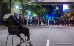 Könnygázt vetett be a rendőrség a tüntetők ellen Charlotte-ban