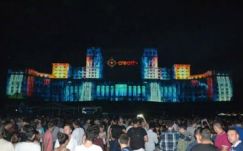 Ismét a bukaresti parlament épületére vetítenek a világ nagy videomapperei 