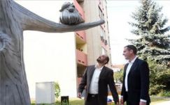 Pom Pom-szobrot avattak egy magyar kisvárosban