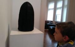 Elszenesített kucsmakészítő és Omotra Csíkszeredában