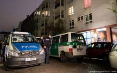 Agyonlőttek a rendőrök egy menedékkérőt, aki megbilincselt társára támadt