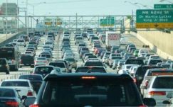 Megnézték, hogyan ütjük el az időt vezetés közben