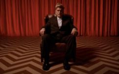 David Lynch emlékezetes karaktereit játssza újra John Malkovich