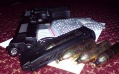 Egy pisztoly is előkerült a Farkaslakán tartott házkutatáskor