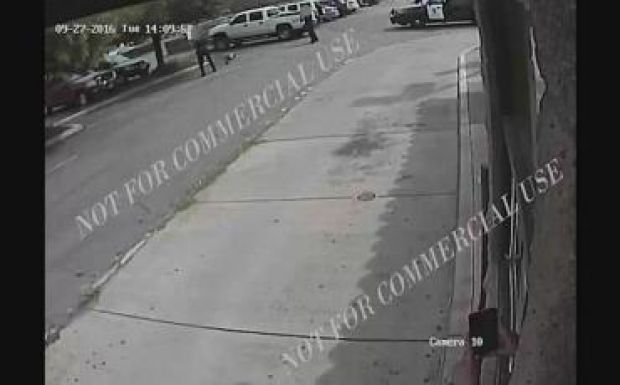 Nyilvánosságra hozták a videót, amelyben egy rendőr lelő egy fekete férfit