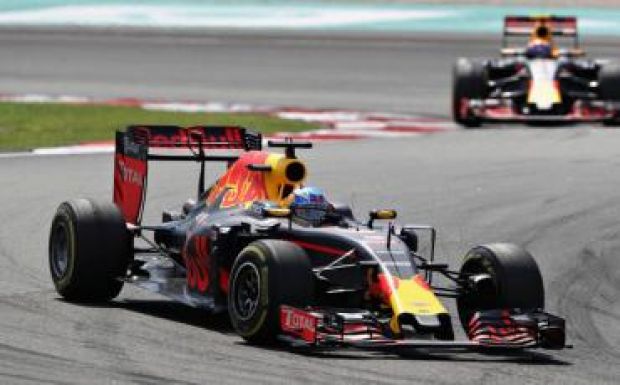 Malajziai Nagydíj: Ricciardo nyert, Hamilton kiesett