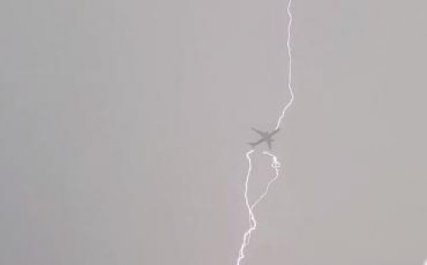 Izlandi repülőgépbe csapott egy villám