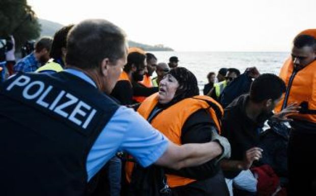 Özönlenek a menekültek Görögországba