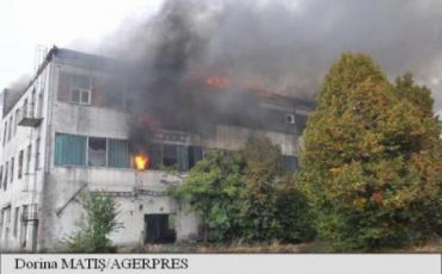 Lángol egy volt bútorgyár épülete Marosvásárhelyen