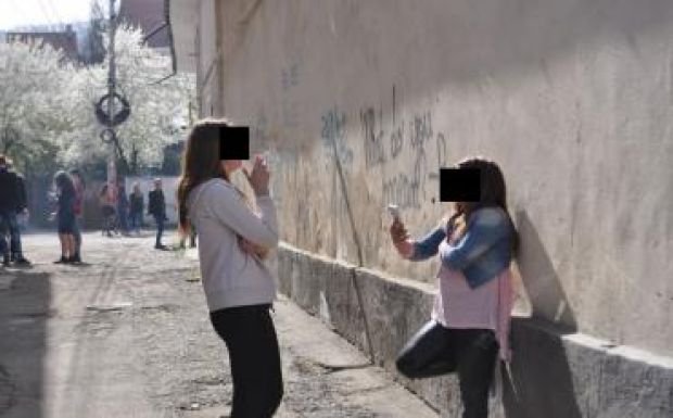 Megbírságolt a rendőrség két iskolában cigarettázó diákot