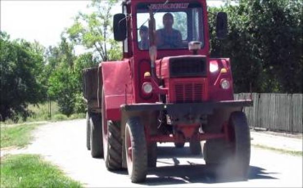 Traktort vezetett a közúton egy 11 éves gyermek