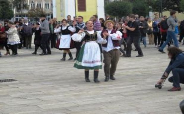 Táncra perdültek a főtéren a marosvásárhelyi magyarok