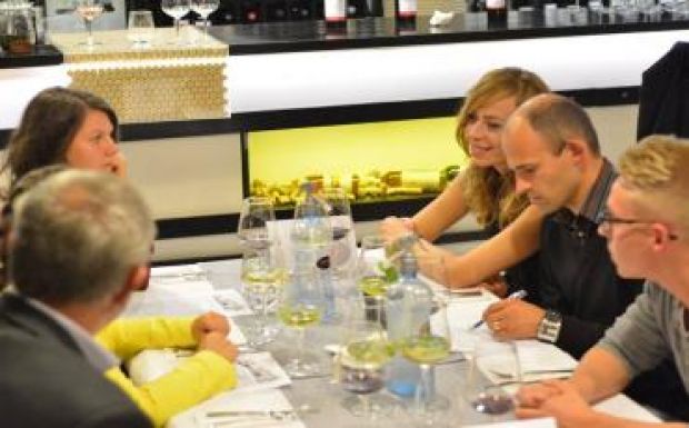 Borkóstolós ismerkedő estet szerveztek a háromszéki ifjú közgazdászok