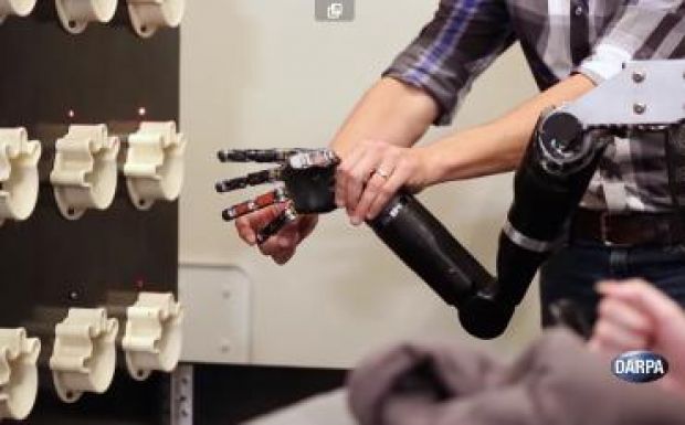 Sikeresen kötötték össze egy bénult ember agyát egy robotkarral