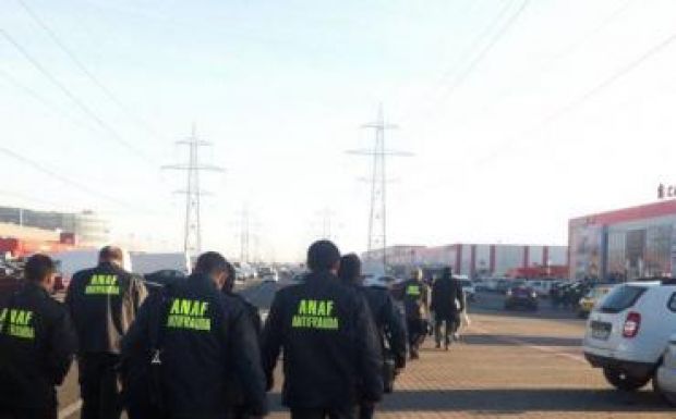 Civil ruhás adóellenőrökre is számíthatnak a cégtulajdonosok