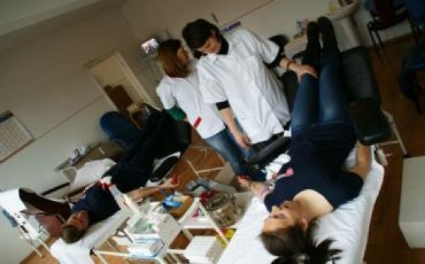 Esővíz csepeg a sepsiszentgyörgyi véradókra