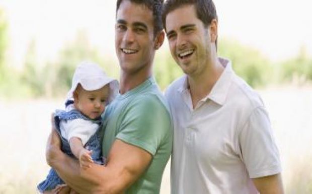 Partnerük gyermekét is örökbe fogadhatják a cseh homoszexuális párok