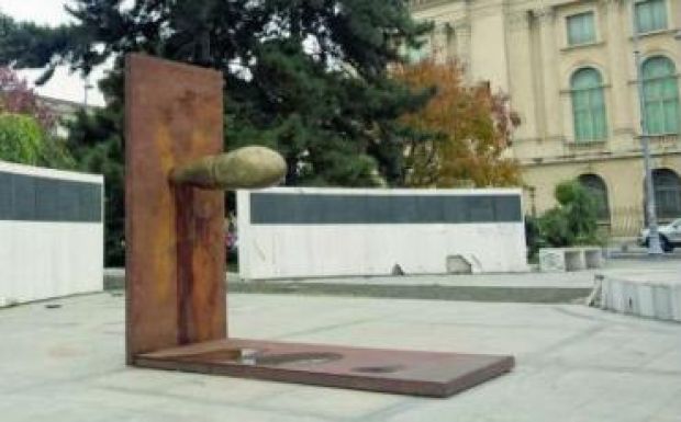 Közszeméremsértés miatt távolítottak el egy ideiglenes köztéri alkotást Bukarestben